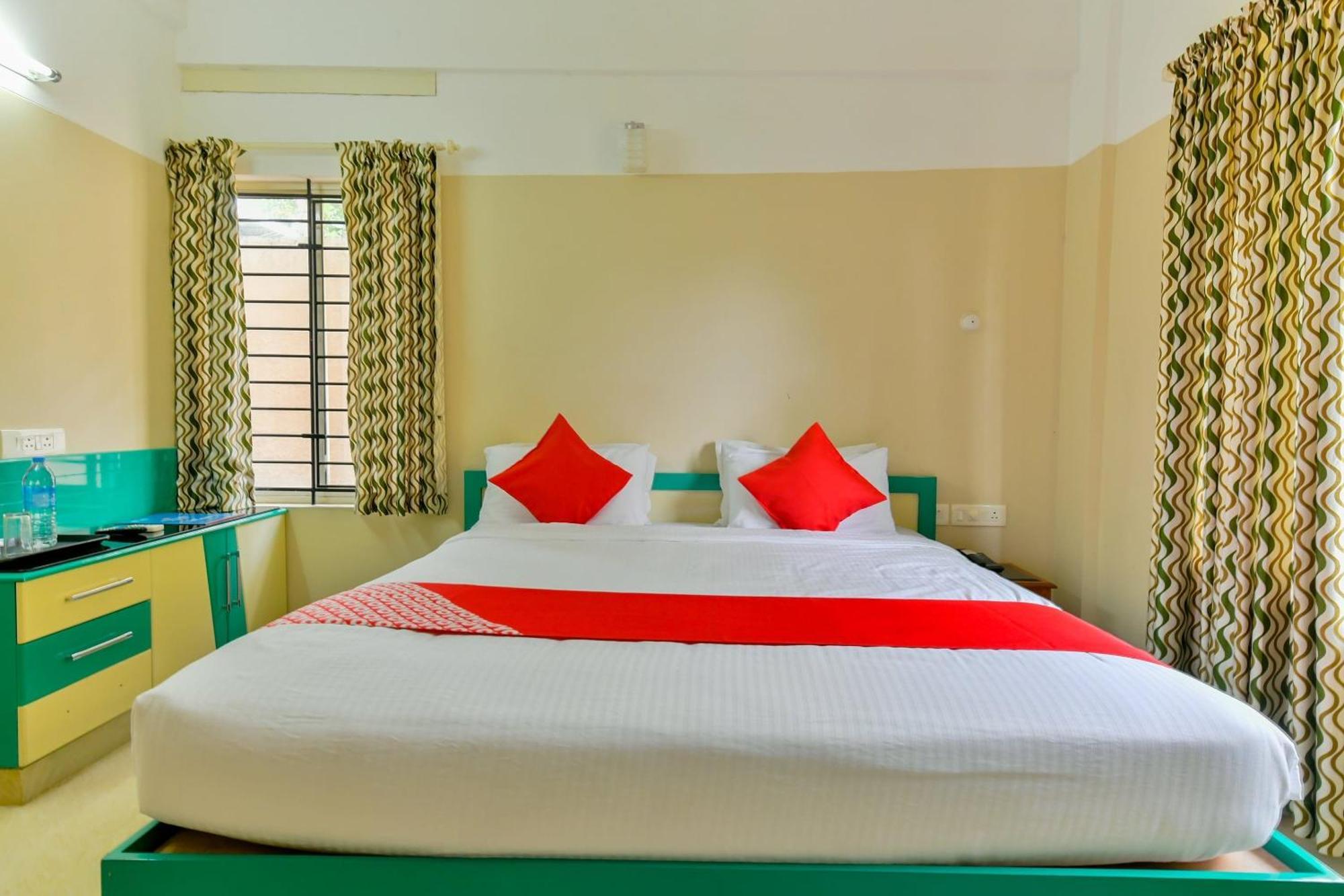 Oyo Flagship Uthradam Towers Hotel Thiruvananthapuram Exterior photo